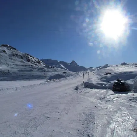 Alpine Retreat: Ski-in Access With Wellness Amenities Apartment Laax