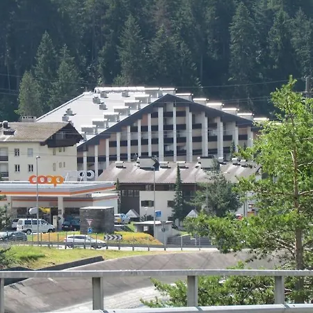 Apartment Alpine Retreat: Ski-in Access With Wellness Amenities *